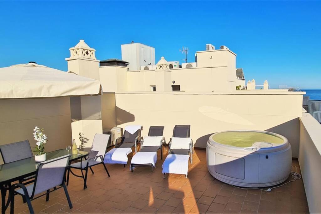 Appartamento Luxury Penthouse With Ocean Views &Private Jacuzzi Estepona Esterno foto